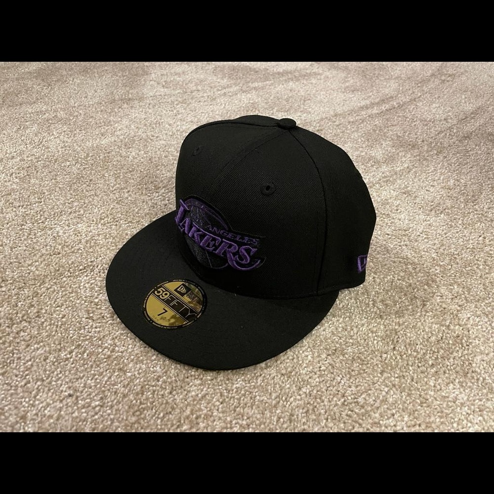 Black - NewEra Los Angeles Lakers Blackout Pop Slick Cap, Size 7
Brand New